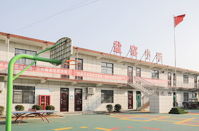 張治民董事長到盆窯小學(xué)查看翻新修繕情況 張治民董事長到盆窯小學(xué)查看翻新修繕情況