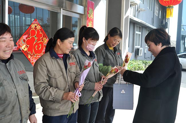 第一事業部總經理王春燕為大家發放福利