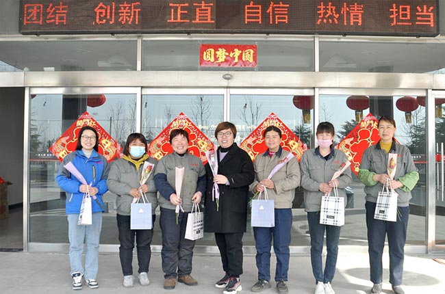 第一事業部總經理王春燕為大家發放福利