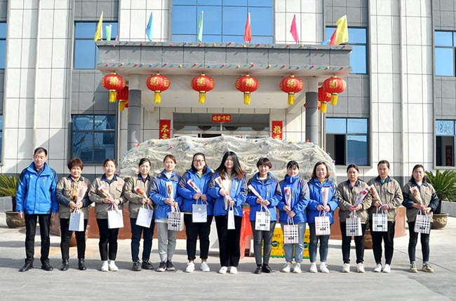 中譽鼎力黨建指導員王士存為大家發放福利