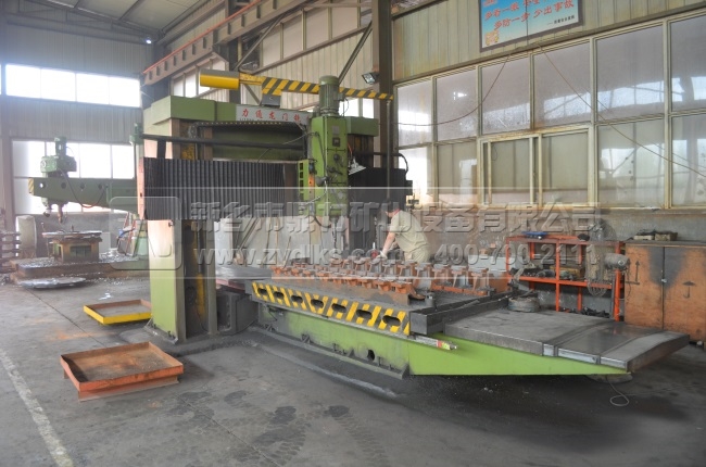 認真操作設(shè)備的工人師傅