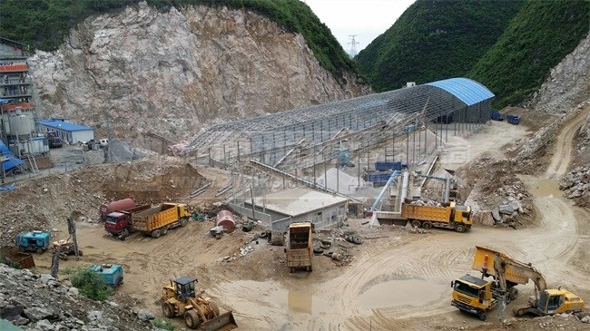 拉料車正在裝運石料