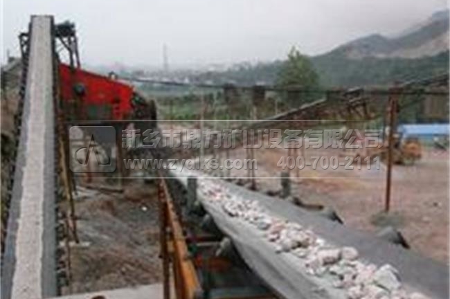 重型錘式破碎機(jī)正在工作中