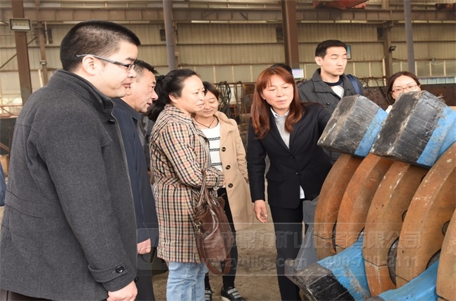 婁工為設計院考察團介紹設備