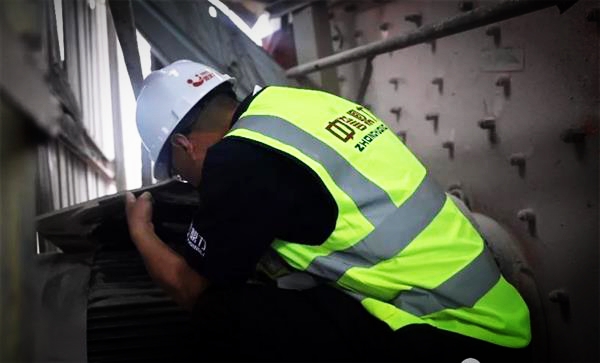 工作人員對破碎機檢修現場