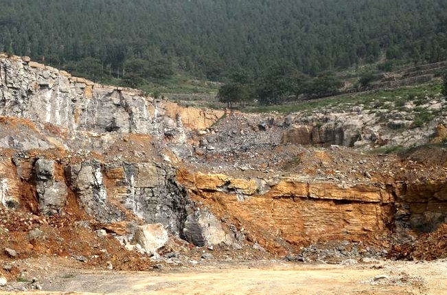 配圖:經(jīng)過(guò)開(kāi)采的礦山