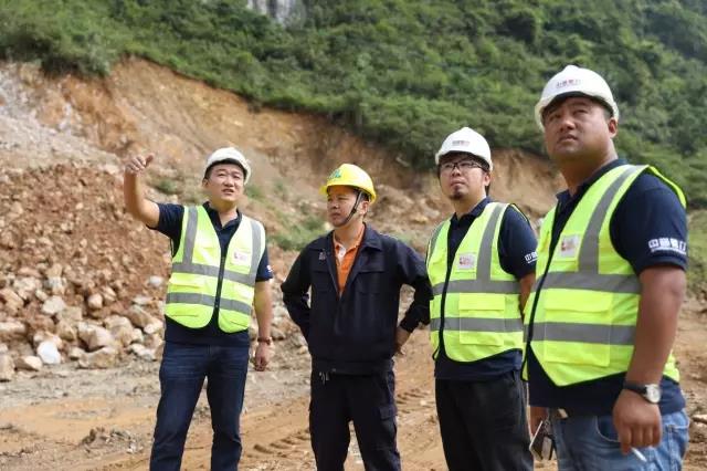 售后服務(wù)團(tuán)隊與崎源石料加工廠羅總(左二)溝通