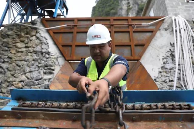 售后服務(wù)團(tuán)隊現(xiàn)場對設(shè)備進(jìn)行檢測