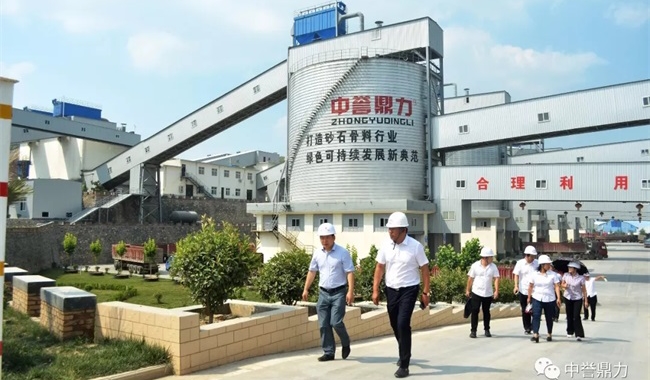 團隊考察衛輝生產線現場