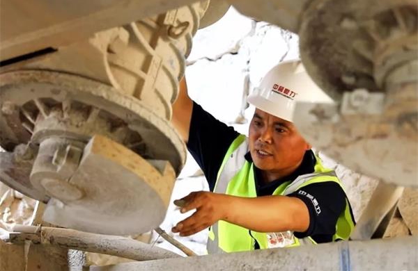 技術(shù)人員檢修設(shè)備現(xiàn)場