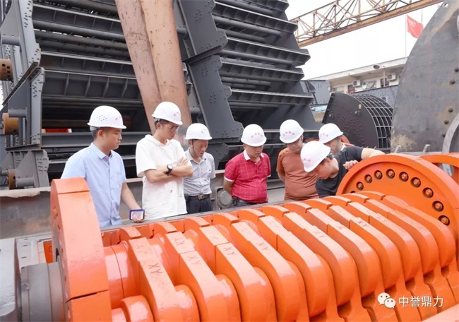 參觀鼎力廠區及設備