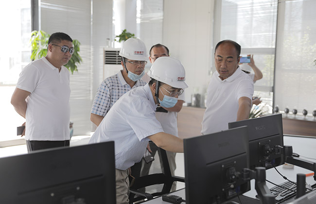 了解藍天環保智慧廠區生產線中控系統操作情況