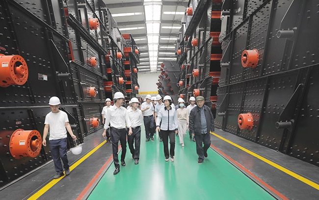 河南省人才工作任務(wù)督查調(diào)研組參觀中譽(yù)鼎力智能化一體生產(chǎn)車(chē)間