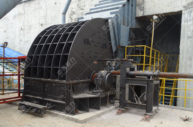 時(shí)產(chǎn)1000噸的重錘破碎機(jī)使用現(xiàn)場(chǎng)